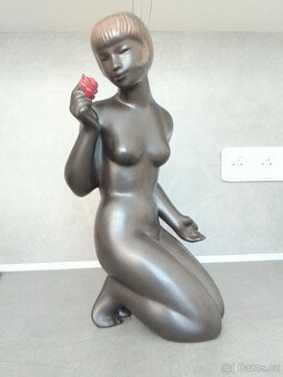 SOŠKA- KLEČÍCÍ PANNA S RŮŽÍ - 3