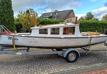 Kajutová loď s motorem - 3