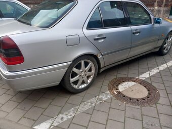 Prodám mercedes,w 202.1.8.benzin.94kw.rok1993. - 3