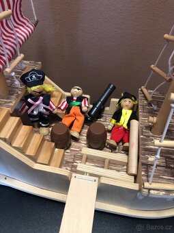Dřevěná loď hračka s figurkami - 3