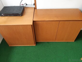 Skříňka se skleněnými dvířky a dvě skříňky s dvířky - 3