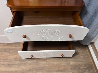 Přebalovací pult a šatní skříň - 3