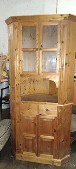 Rohová celodřevěná komoda s vitrínou - 3