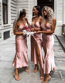 Růžové dlouhé lesklé šaty s rozparkem - 3