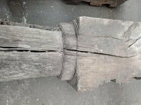 Staré dřevěné dubové sloupy - 3