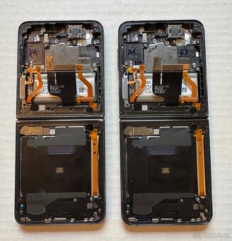 2x Samsung Galaxy Z Flip 4 na náhradní díly - 3