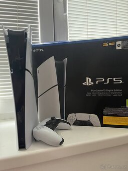PS5 SLIM S MECHANIKOU V ZÁRUCE DO 07.01.2027 + DVA OVLADAČE - 3