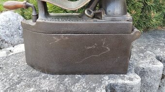 Obrovská komínová velmi stará sbírková žehlička D.R.G.M. - 3