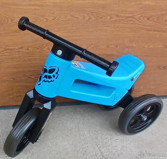 Prodám odrážedlo s přilbou,velikost xs 46-53 cm. Jedeno odrá - 3