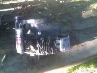 Motor Briggs & Stratton asi řady 675 na náhradní díly - 3