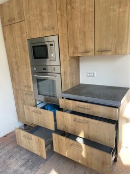Moderní kuchyňská linka se spotřebiči - 3
