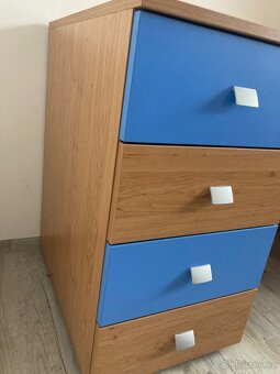 Psací stůl a nastavitelné ergonomické křeslo - 3