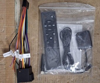 1DIN autorádio Android 15 Carplay s výsuvným LCD - 3