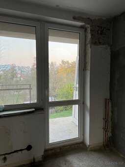 Prodám hnědé plastové balkónové dveře - 3