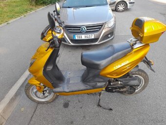 Skútr Kinroad 50ccm+náhradní díly a doplňky - 3