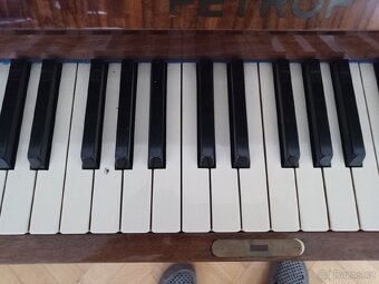 Prodám pianino zn. Petrof - 3