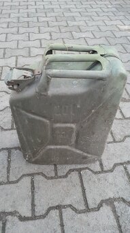 Starý plechový kanystr - 3