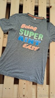 Veselá trička,vel.176/S
každé za 70 Kč, všechna za 250 Kč - 3