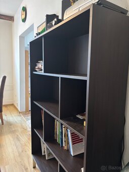 Knihovna tmavé hnědá se stříbrnými nožkami - 3