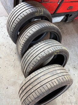 225/40R18 - 3