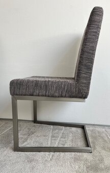 Moderní čalouněná židle na kovové konstrukci - 3