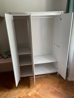 Šatní bílá skříň - 3