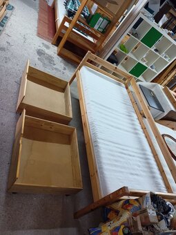 Prodám hezkou postel z masivu 90 x 200 cm se šuplíky - 3