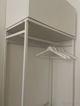 Bílá skříň PLATSA s úložným prostorem – jako nová - 3