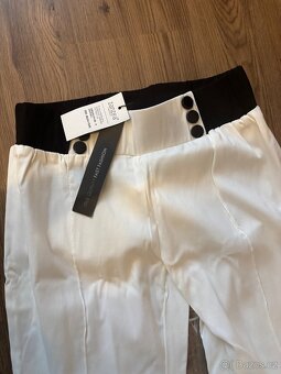 Nové bílé elegantní kalhoty s černým pasem – vel. 38 - 3