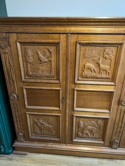 Dřevěná vyřezávaná skříň - 3