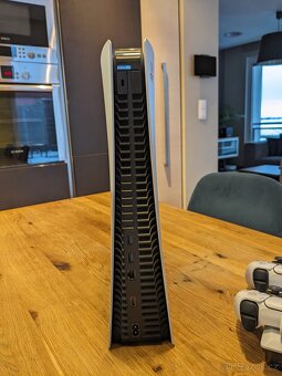 Playstation 5 (PS5) v super stavu + 2 ovladače + nabíječka - 3