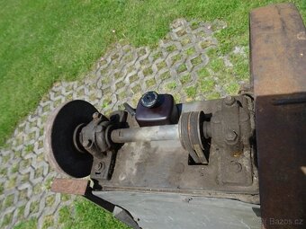 Dvoukotoučová bruska na kov , stáří ca 60 let. - 3