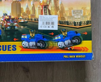 Tlapková patrola s motorkou jezdící po zadnim kole - 3