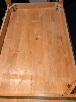 Masivní dřevěný jídelní stůl - 3