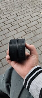Puky na hokej beru jenom hotovost a jsou nové - 3