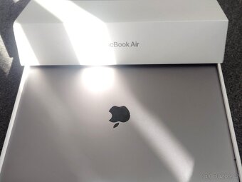 MacBook Air 13 palců Apple M1 chip 8 GB RAM 256 SSDx 190 cyk - 3