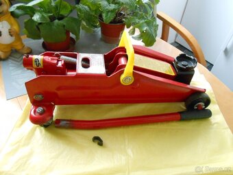 2x zvedák hydraulický 2T min.130mm-max 345mm - zachovalý - 3