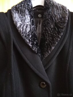 Dámský černý kabát s páskem a odnímatelným ozdobným límcem, - 3