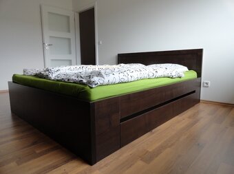 Šatní skříně, komody, postel - 3