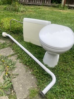 WC s nádržkou a trubkou - 3