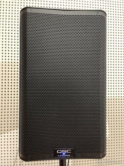 KOMPLETNÍ SESTAVA QSC - mix, aktivní subwoofer, aktivní boxy - 3