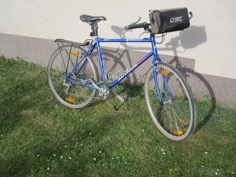 Author Stratos Equipe - 3