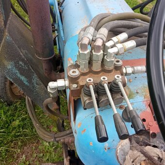 Traktor s čelním nakladačem - 3