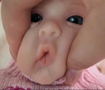 Realistická holčička z třepajícího siikonu - 3