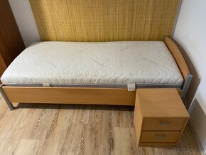 Postel 100x200 s matrací a roštem + stolek - 3