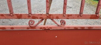 Brána s brankou a železný plot - 3