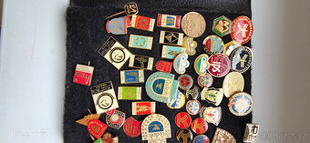 Směsice odznaků. - 3