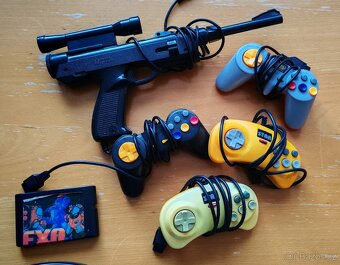 8-bitová herní konzole + 4 ovladače + 1 pistoli + 1 cartridg - 3