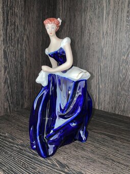 Porcelánová figura Dáma v kobaltovém Royal DUX Czechoslovaki - 3