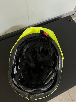 Cyklistická helma Giro Register – žlutá, lehká, nastavitelná - 3